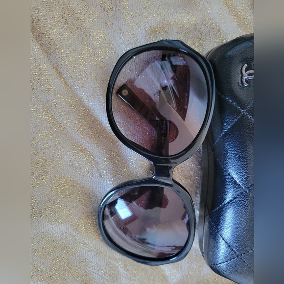 💯% Authentic Chanel sunglasses🕶 with original pouch and booklet and box - Picture 5 of 11